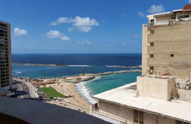 شقة مصيفيه علي البحر مباشرة بمنطقة ميامي