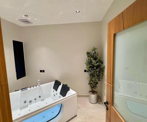 شقة مودرين بجاكوزي واطلالة على البحر