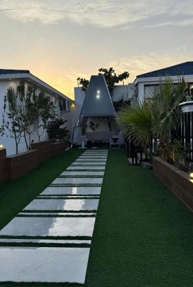 فيلا ايمان مسبح وحوش وجلسات خارجيه مع ملعب كرة قدم