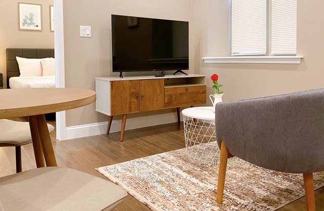 夢芙蓉 | Merlot 1 BR/1 BA at City Hall