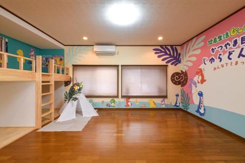 恐竜好きのファミリーに大人気 かつやま民泊 じゅらどんの家 ぬいぐるみプレゼント中