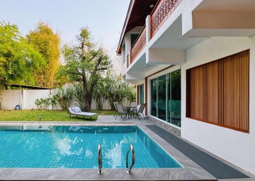 提供免费汽车使用的含泳池被墅房间