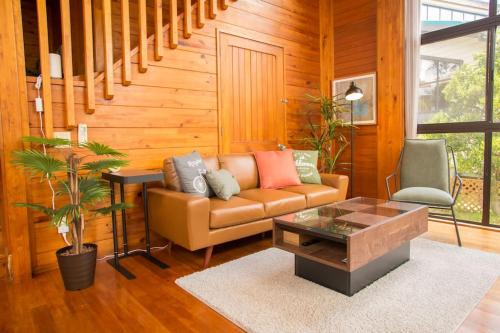 木の温かみ溢れる自然の中のログハウス~Cottage HIBISCUS~