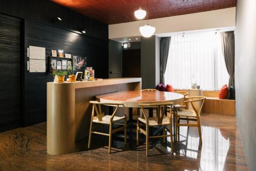 珍遇珍寓 June June House-台南包棟民宿 8-14人可包棟-雙人房可訂-台南住宿電梯民宿