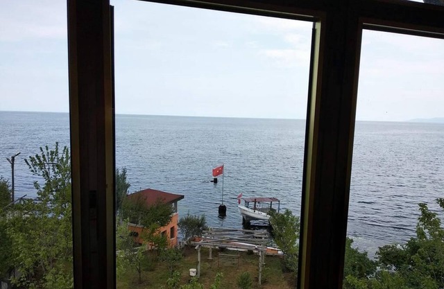 Şehir merkezine 5 dakika , denize sıfır , özel kullanım.