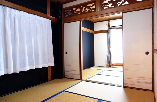 0 minutes walk from the nearest station! 20 minutes to USJ and Osaka Station, direct access to Kobe, Namba, and Nara.