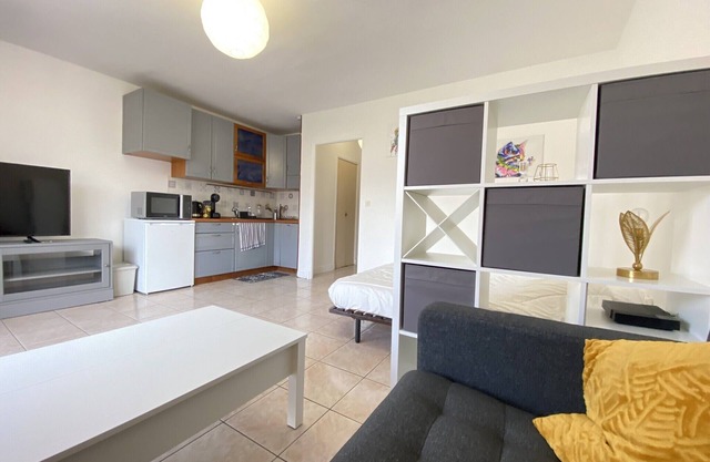 06BQ : Studio close to the beach