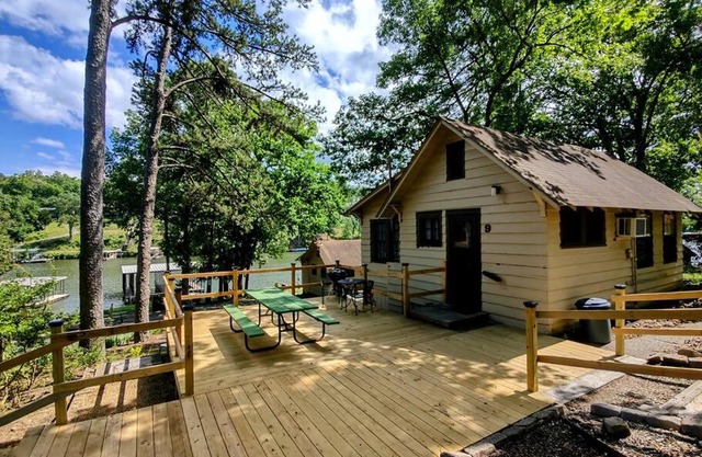 #09 - Large Lakeview One Bedroom- Pet Friendly