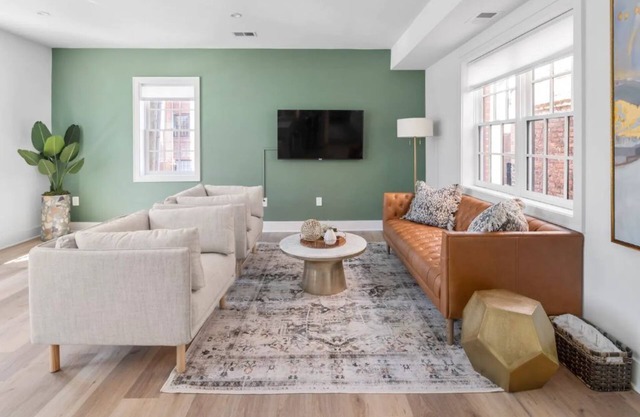 ★1/2 Block to King Street, King Bed ~ Free Parking★