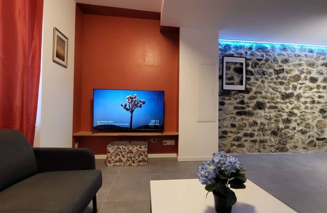 1-3 Getaway in large charming T2 with terrace