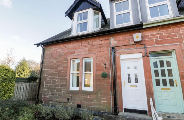 1 ALPINE PLACE, family friendly, with a garden in Thornhill