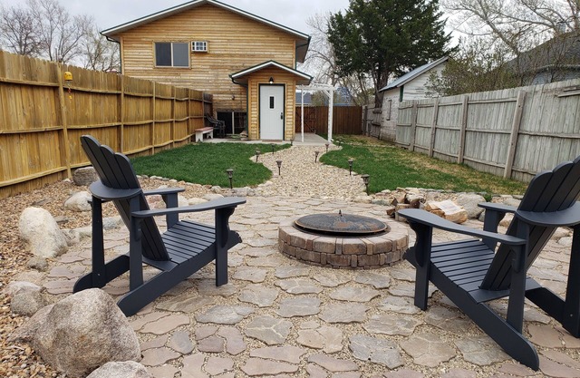 1 bdrm, duplex, pup friendly, fenced in yard, a perfect getaway!