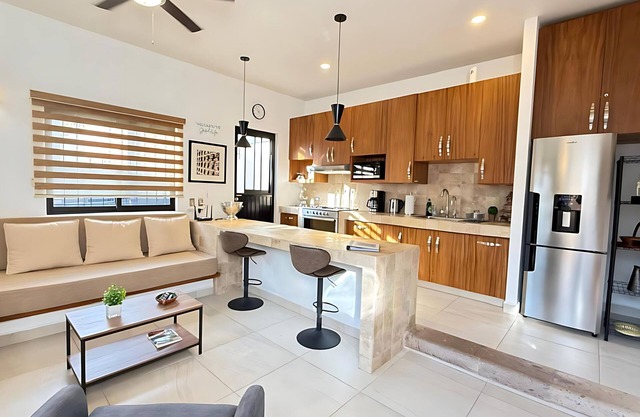 1 Bdrm Guesthouse - Walk to Everything - Roof Top Patio-bbq - Short Stay Welcome