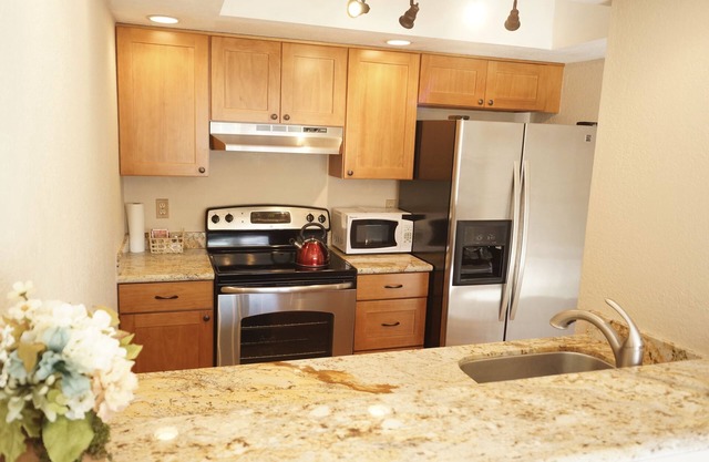 1 bed/1 bath Top Floor Condo