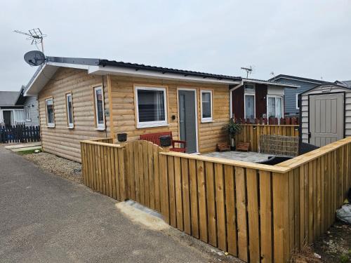 1 Bed Cabin - Sleeps 2 - Pets - 2 Min To Beach