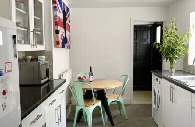 1 bed garden flat (with 2 beds) for 2025 summer/autumn bookings in London
