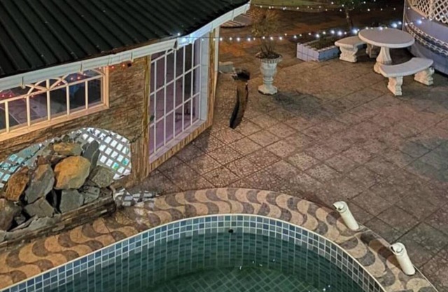 1 Bed House - Sleeps 2 - Pool - Parking - Wifi