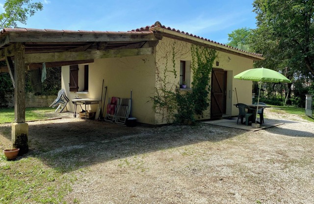 1 Bedroom Private vacation home in Saint-Julien-de-Lampon
