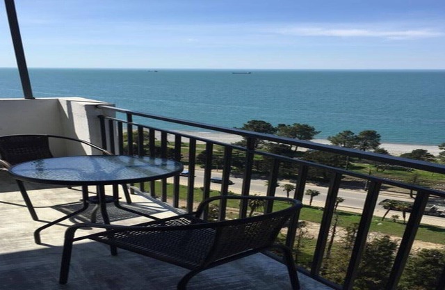 1 Bedroom Apartment with a Beautiful View at the Ocean