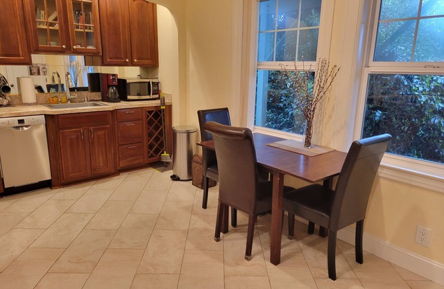 1 Bedroom Apt, 15 min to downtown SF, easy parking, no day/time restriction.