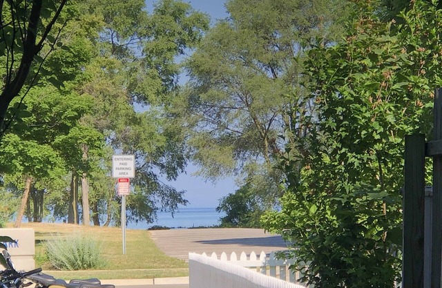 1-bedroom cottage steps to Lake Michigan Beach fire pit