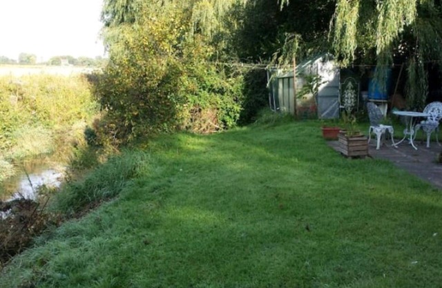 1 bedroom flat next to a river (sleeps 4)