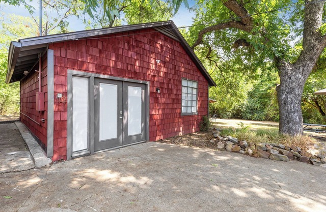 1 Bedroom Guest House 5 miles from Downtown Dallas!