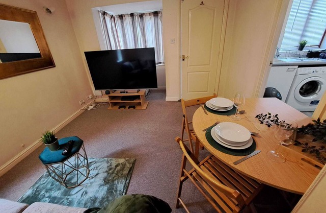 1 Bedroom House Close to M1, Tesco, Pub