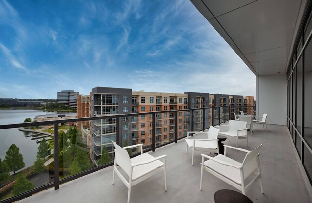 1 Bedroom on Lake woodlands
