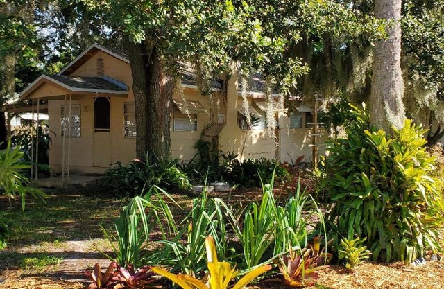 1 Beige Cozy Bungalow or 1 White Cozy Efficiency Cottage in Titusville