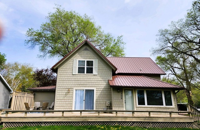 1 Block from East Lake!