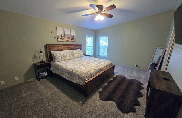 1 block from Main St & hot pools! POOL TABLE! Spacious 6 bedroom home