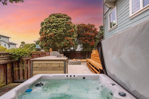 1 block to beach, Private Hot Tub, Fire Pit and BBQ