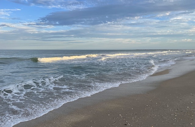 1 Block walk to N Ocean Dr Beach from Newly Renovated Condo on Hutchinson Island