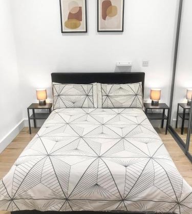1-BR Flat next to Heathrow Airport London, 3-Beds, Free Parking