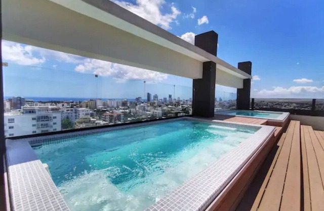 1 BR Luxury Condo Pool/GYM/Excellent Location