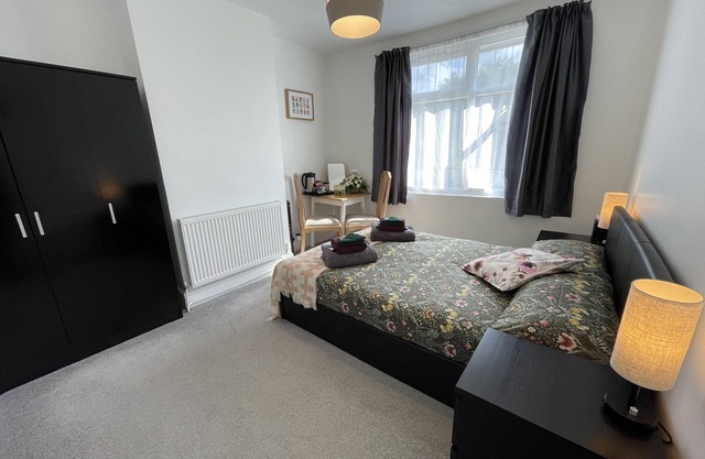 1 Double Bedroom in Sudbury Hill - 10 mins from Wembley Stadium