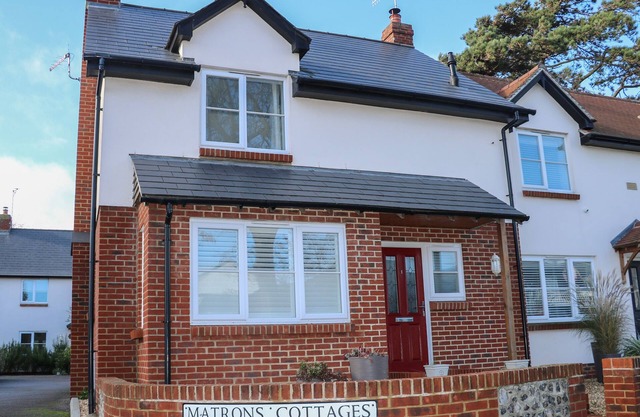 1 MATRONS COTTAGES, pet friendly, with open fire in East Preston