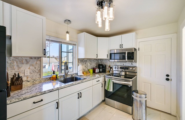 1 Mi to Downtown Salem: Studio w/Fire Pit Access