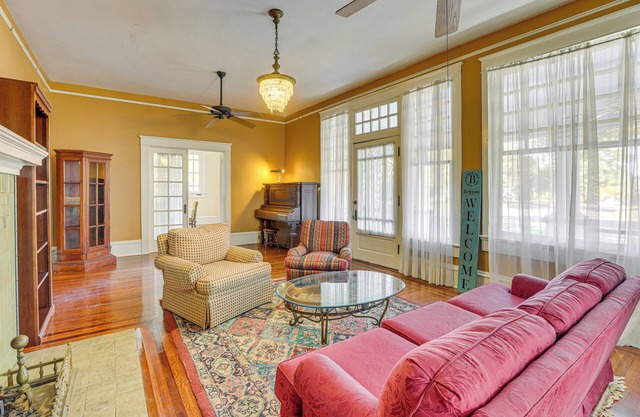 1 Mi to Dtwn Meridian: Historic Home w/Porch!