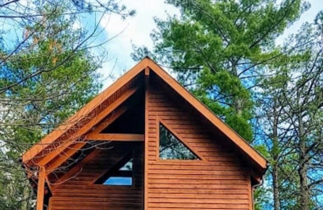 1 mile to Blue Ridge Parkway Cabin with Hot Tub