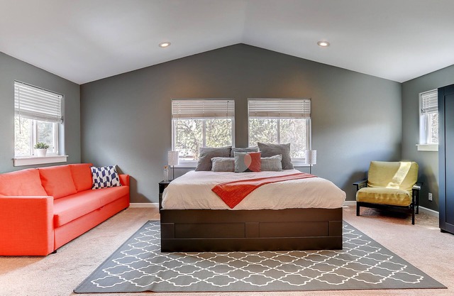 1 Mile to Downtown. Charming, Comfortable And Very Spacious. Come Enjoy Bend.