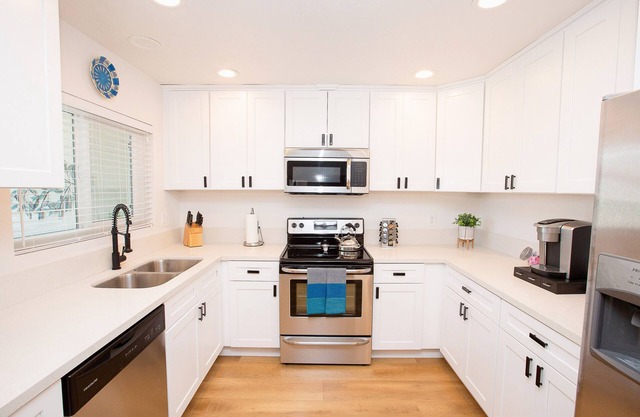 1 Mile to Downtwn/Beach - King Bed - Fast WiFi - Parking Included