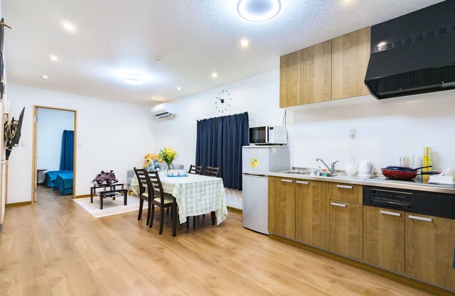 1 min. from Hanazono station! 4 minutes from Namba! Shower room with shower and toilet on each floor! Osaka Castle Tsutenkaku Tennoji near! Wi-Fi Yes! Starry night vendor