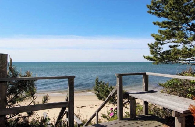 1 min walk from private beach - 4 bd main house, 2 bd carriage house!