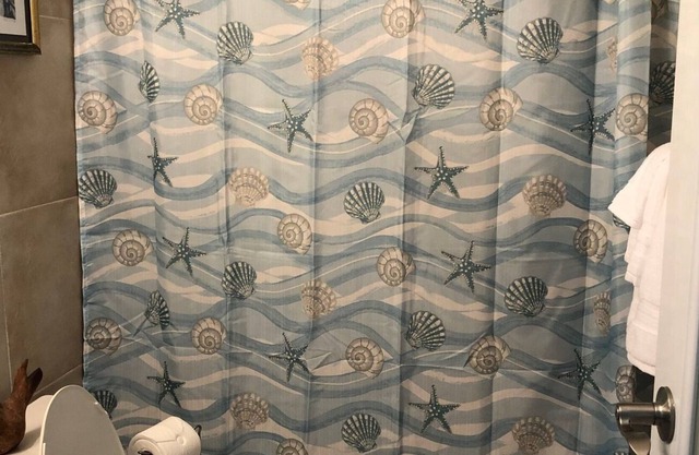 1 minute walk to the beach! Family-sized condo with ocean views!