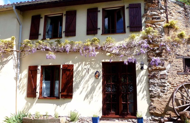 1 of 3 Gites set in 2 lovely acres-Pool-Games field -Wifi-lots to see/do nearby