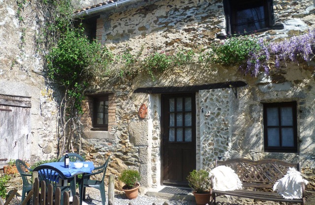 1 of 3 Gites set in 2 lovely acres-Pool-Games field -Wifi-lots to see/do nearby