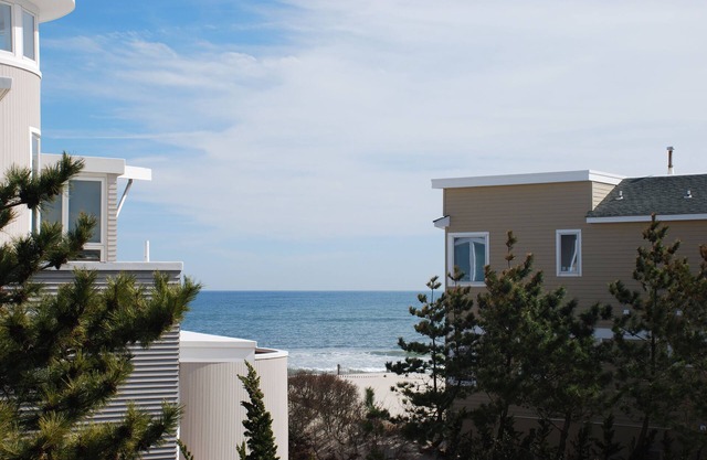 1 Off the Beach – Lovely Reverse Living Home, Great Ocean Views!