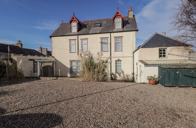 1 SEAFIELD STREET, pet friendly, character holiday cottage in Cullen